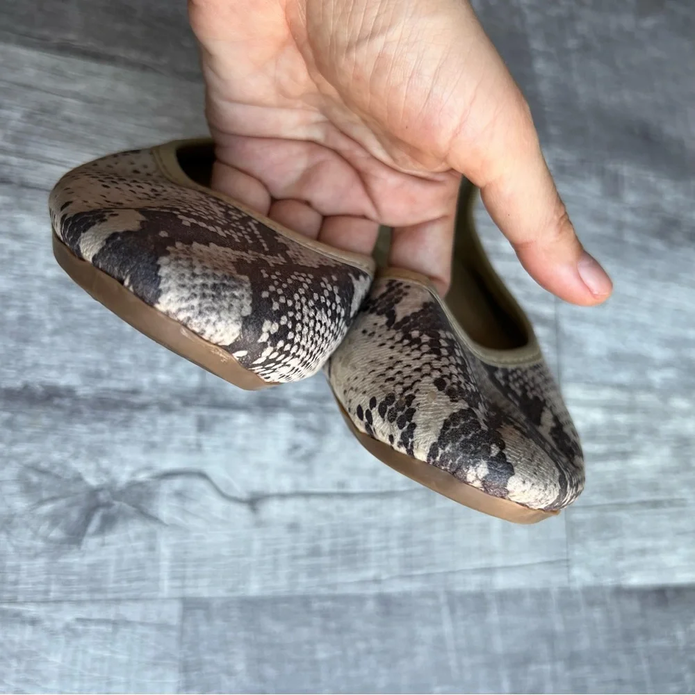 Skechers Balet Flats Size 6.5 Sneak Print